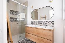 Rénovation salle de douche avec niches décoratives et utiles 