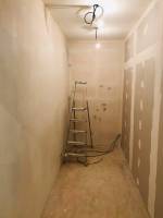 Photo EN COURS: Pose de placo plâtre, création d'une nouvelle cabine/buanderie