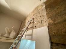 EN COURS: décapage du mur, découverte des pierres 